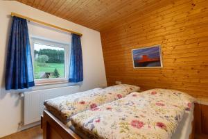 1 dormitorio con cama y ventana en Urlaub Im Häusle en Loßburg