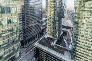uma vista aérea de uma cidade com edifícios altos em Waterfront High Rise Condo Downtown em Toronto