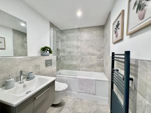 een badkamer met een wastafel, een toilet en een bad bij Apartment 30 City gate in York
