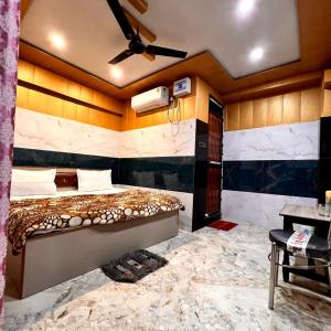 um quarto com uma cama grande num quarto em Hotel Raghunandan Near Shree Ram Janambhumi em Ayodhya