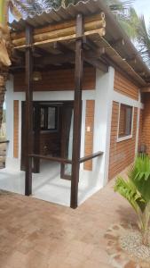 Punta Pacífico Bungalows Máncora في مانكورا: منزل صغير بسقف خشبي
