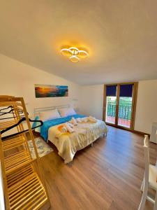 博薩的住宿－Casa del Mare Guest house，一间卧室配有一张床,铺有木地板
