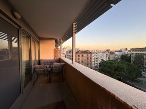uma varanda com vista para a cidade em Appartement 4pax : Parking, balcon, climatisation. em Boulogne-Billancourt