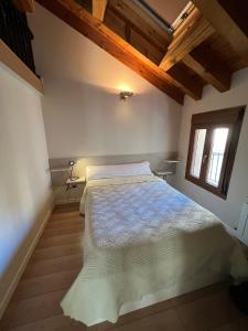 A bed or beds in a room at Apartamento Único en el Corazón de Segovia
