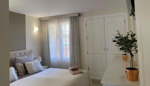 Postel nebo postele na pokoji v ubytování Santa Maria Village, Elviria, Marbella