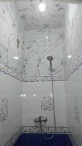 um chuveiro na casa de banho com uma parede em mármore em Paradise house em Casablanca