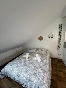 una camera da letto con un letto con due cuscini sopra di Le garden cottage 20m² 2 personnes a Flers-lez-Lille