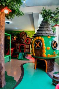una habitación con una sala de juegos con una casa de juegos en Hotel Fazenda Vista Alegre, en São Lourenço