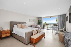 1 dormitorio con 1 cama grande y balcón en Your Ocean Zen Oasis, en Fajardo