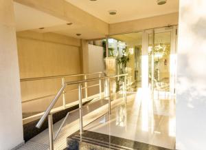 圣罗莎Departamento Urquiza II的玻璃栏杆的建筑的大堂