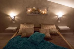 ein Schlafzimmer mit einem großen Bett und einer grünen Decke in der Unterkunft Bulle d'eden in La Seyne-sur-Mer