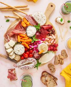 une assiette de nourriture avec des viandes et des légumes sur une table dans l'établissement Bulle d'eden, à La Seyne-sur-Mer