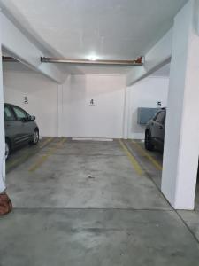 圣罗莎Departamento Urquiza II的车库内停放两辆车