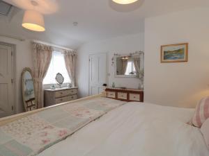ein Schlafzimmer mit einem großen weißen Bett und einem Waschbecken in der Unterkunft The Croft Retreat in Bridgwater