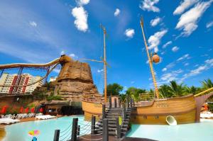 a pirate ship in the water at a theme park at Spazzio Diroma Com acesso gratuito ao Acqua Park - R in Caldas Novas