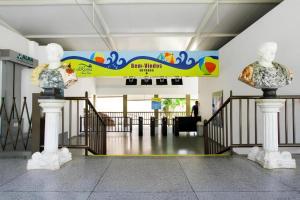 two statues on pillars in a hallway with a sign at Spazzio Diroma Com acesso gratuito ao Acqua Park - R in Caldas Novas