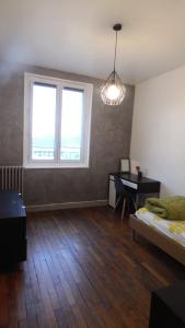 Ένα ή περισσότερα κρεβάτια σε δωμάτιο στο Chambre meublée à St Cyr l École proche Versailles ReR C et toute commodité