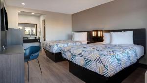 Pokój hotelowy z 2 łóżkami i umywalką w obiekcie Motel 6-Eureka, CA Redwood Coast w mieście Eureka