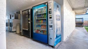 una máquina expendedora llena de botellas de refresco en Motel 6-Eureka, CA Redwood Coast en Eureka