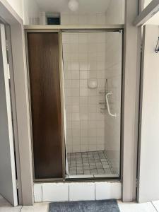 een douche met een glazen deur in de badkamer bij Beach Bliss in Amanzimtoti