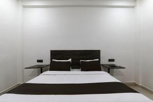 سرير أو أسرّة في غرفة في Hotel Golden Inn
