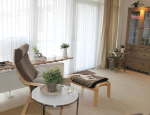 een woonkamer met een bank en een tafel bij Haus Baltic - Whg 23 - NEU inkl Saisonstrandkorb! in Grömitz