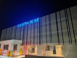 um grande edifício com um sinal da marina suprema em Vela Luxury Sea View Apartments - Marina Surf em Mamaia Nord – Năvodari