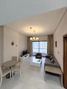 een woonkamer met een bank en een tafel bij The Spot Residence in Juffair