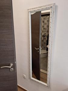 un espejo en una pared al lado de una puerta en Cvita studio apartment, en Split
