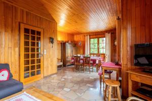 ein Zimmer mit einem Esszimmer mit einem Tisch und Stühlen in der Unterkunft Chalet de Charme avec vue spendide in Menthon-Saint-Bernard