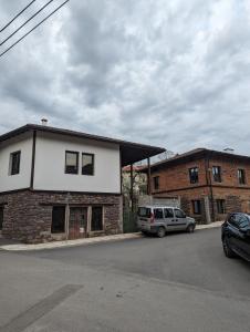 Гагинската къща في Martinovo: موقف سيارة بجانب مبنى