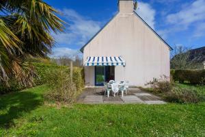 een kerk met twee tafels en stoelen buiten bij Ti Louarn - Maison à 2 km de la plage in Fouesnant