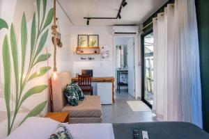 a living room with a couch and a table at Econtainer Ubatuba in Ubatuba