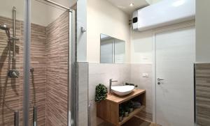 La salle de bains est pourvue d'un lavabo et d'une douche. dans l'établissement SAHI - Via Dei Ciclamini MM1 Primaticcio, Stadio San Siro, ospedale San Carlo, à Milan
