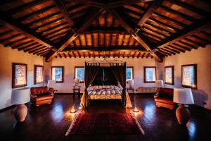 una camera da letto con un letto e delle sedie in una stanza di Torre Belcanto Mugello - Affitti Brevi Italia a Vicchio