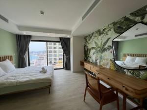 una habitación de hotel con una cama y un espejo en LOVING APARTMENT, en Nha Trang 244 fotos más