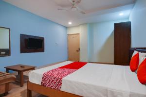 Tempat tidur dalam kamar di OYO Flagship HOTEL SREE SIMRAN PALACE