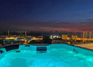 einen Whirlpool mit Blick auf die Stadt in der Nacht in der Unterkunft Superior Penthouse 180º views, Jacuzzi Parking in Tarifa
