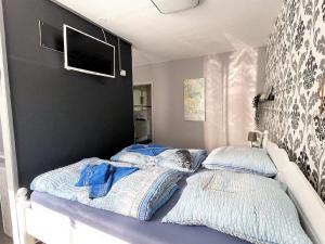 a bed with two pillows on it in a room at Nette Ferienwohnung in Fahretoft mit Garten, Terrasse und Grill in Dagebüll