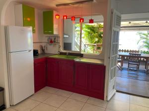 Cucina o angolo cottura di Sur La Mer - Appartement Deux chambres à Schoelcher