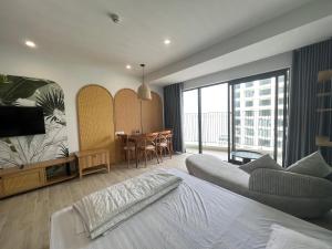 Un dormitorio con una cama y una mesa con sillas. en LOVING APARTMENT, en Nha Trang