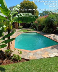 una piscina en el patio de una casa en @946 en Pretoria