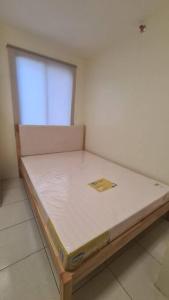 una cama en una esquina de una habitación en Muji Style Condo with Parking, en Manila