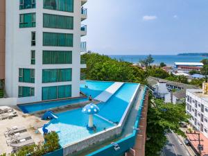vista sul soffitto di una piscina di fronte a un edificio di Oceana Sea View - Kamala Beach a Kamala Beach
