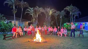 een groep mensen die rond een vuur zitten bij hotel villa nazareth in Quimbaya
