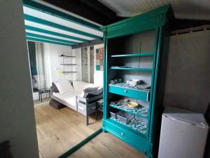 een groene kast in een woonkamer met een bank bij Cabane in Andernos-les-Bains