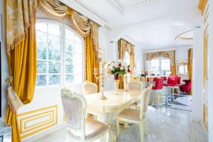 een eetkamer met een tafel en stoelen bij Suite Soleil - Paris à 10 min - Apt d'exception in Deuil-la-Barre