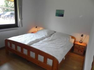 Postel nebo postele na pokoji v ubytování E15 freistehendes Ferienhaus in Eckwarderhörne mit Terrasse und Garten, am Deich Feriendorf, Nordsee