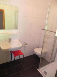 Koupelna v ubytování E15 Freistehendes Haus am Eckwarderhörner Deich