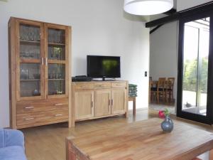 TV a/nebo společenská místnost v ubytování E15 Freistehendes Haus am Eckwarderhörner Deich + 10 fotografií